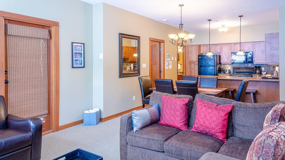 Condo, 2 Bedrooms | Living area
