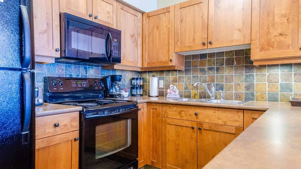Condo, 2 Bedrooms | Private kitchen