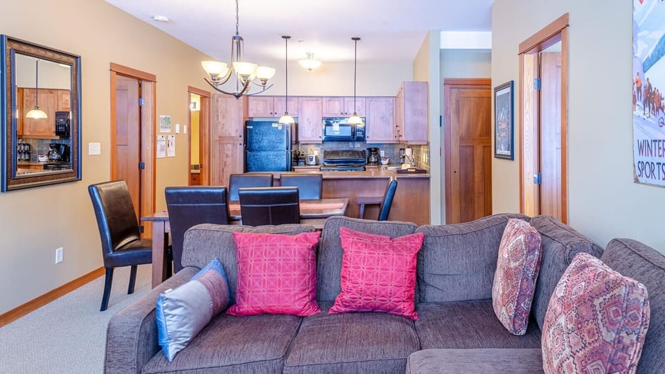 Condo, 2 Bedrooms | Living area