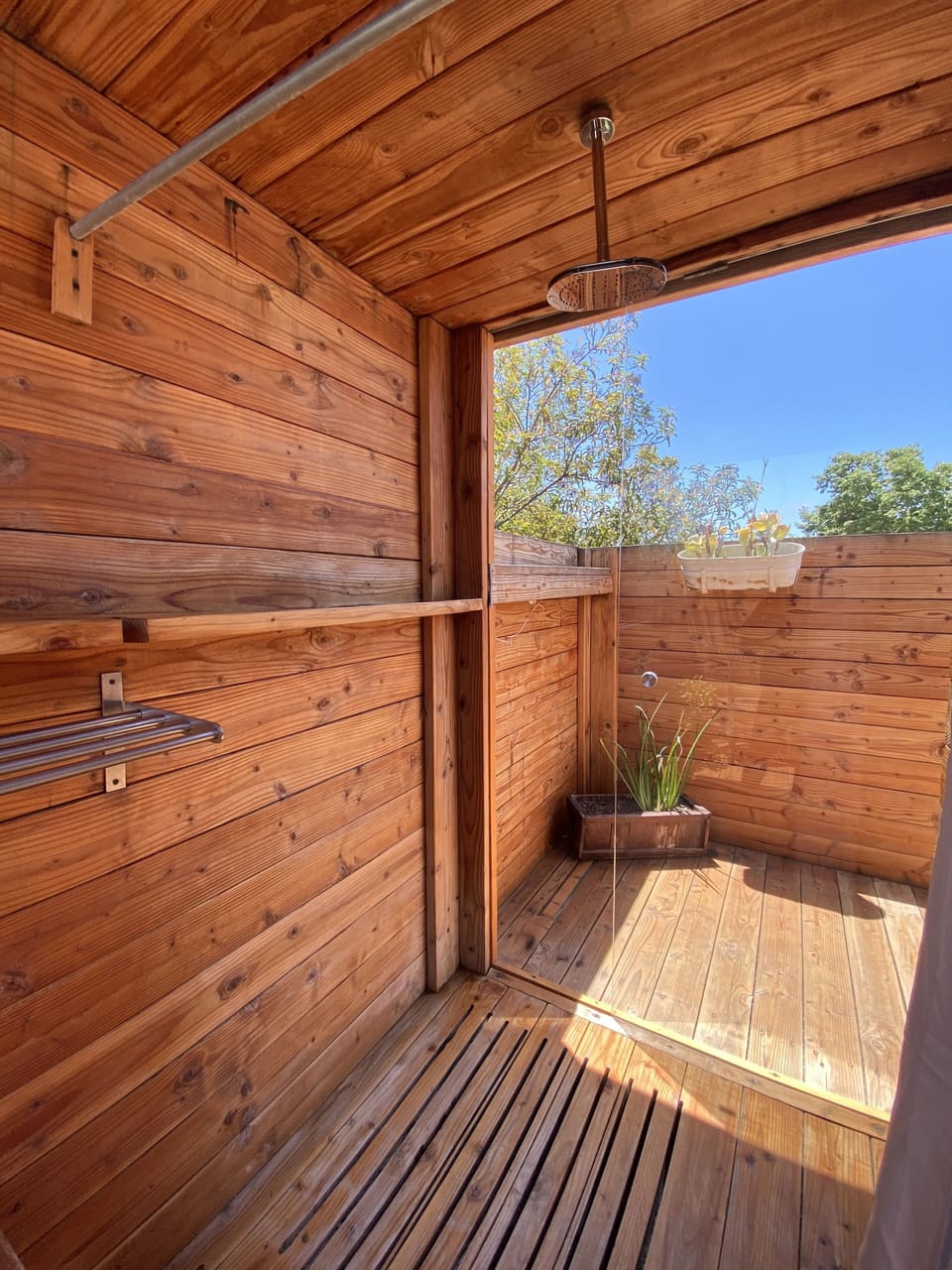 Standard Single Room | Bathroom | Shower, rainfall showerhead, hair dryer, towels