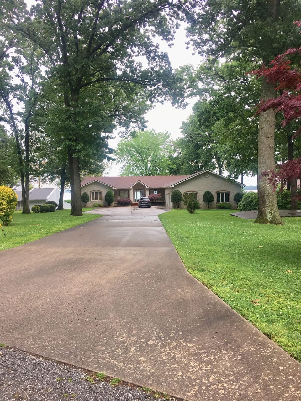 Nice driveway up to home.