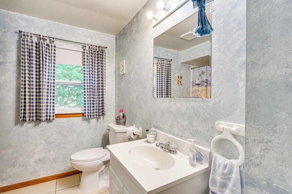 Full Bathroom | Shower/Tub Combo | Complimentary Toiletries