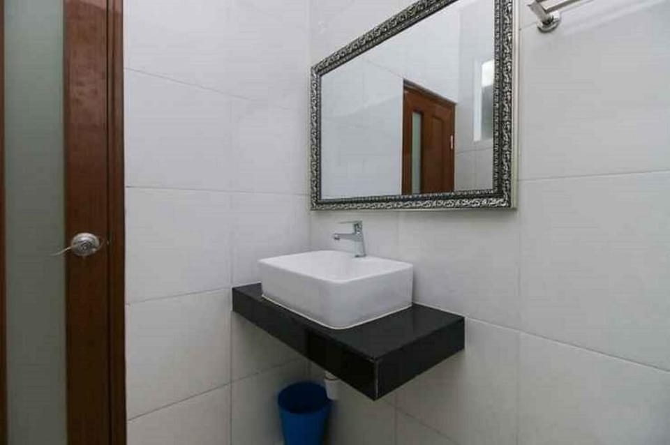 Shower, free toiletries, towels