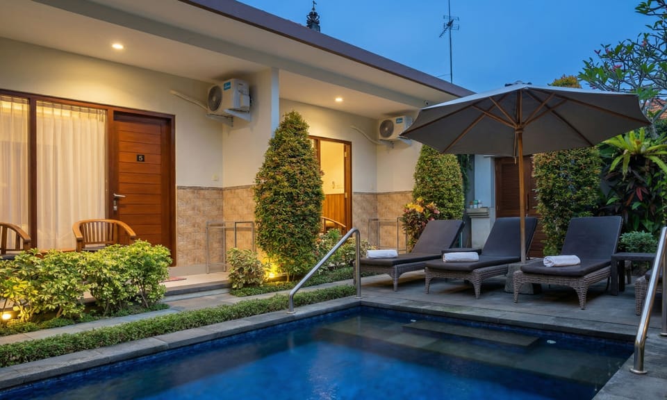 Outdoor pool, sun loungers