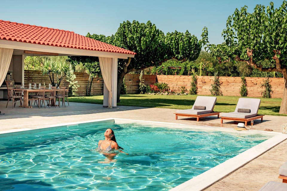 Seasonal outdoor pool, pool umbrellas, sun loungers