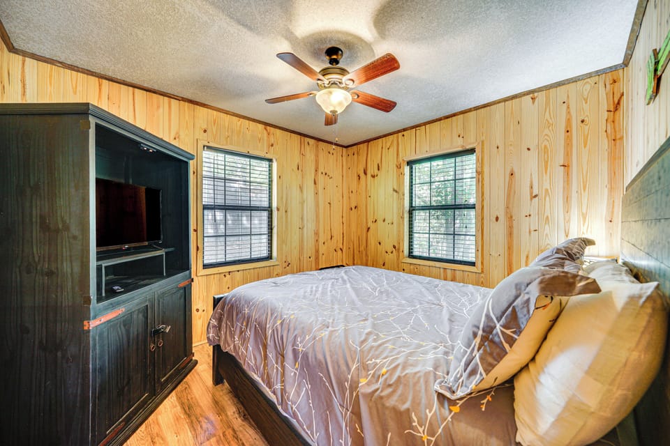 Bedroom 1 | Queen Bed | Linens Provided