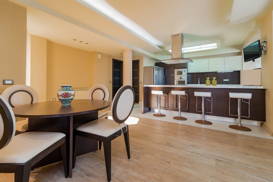 The rough-luxe fully equiped kitchen is well-equipped for a self-catering stay. 