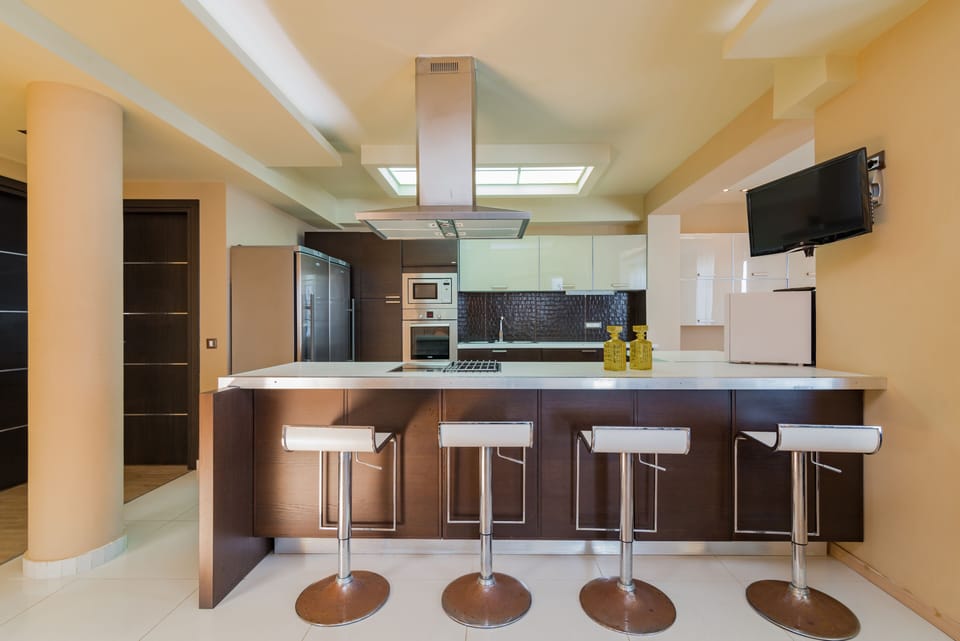 The fully equipped kitchen. 