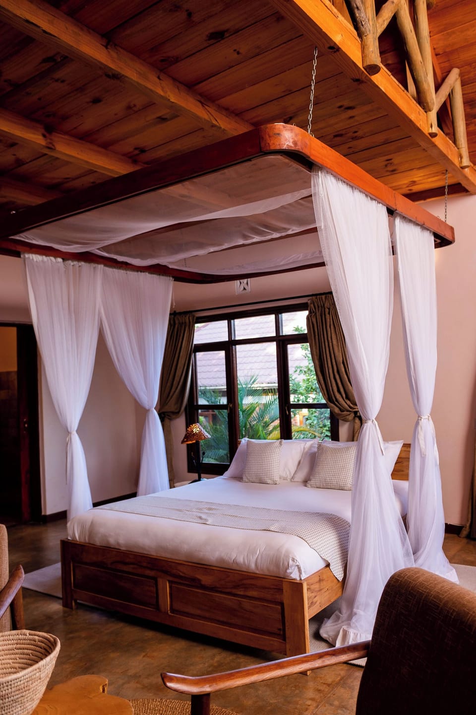 Pillowtop beds, in-room safe, desk, blackout drapes