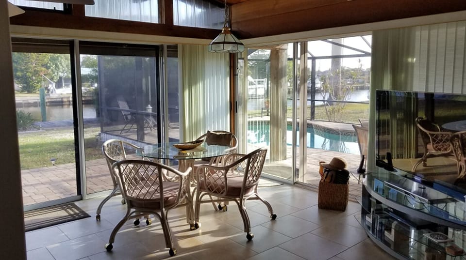 Sunroom/tv room
