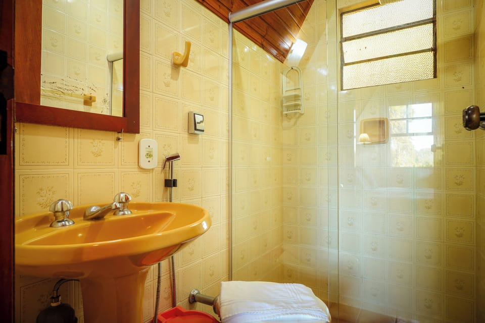 Standard Chalet (Alvenaria) | Bathroom | Shower, towels