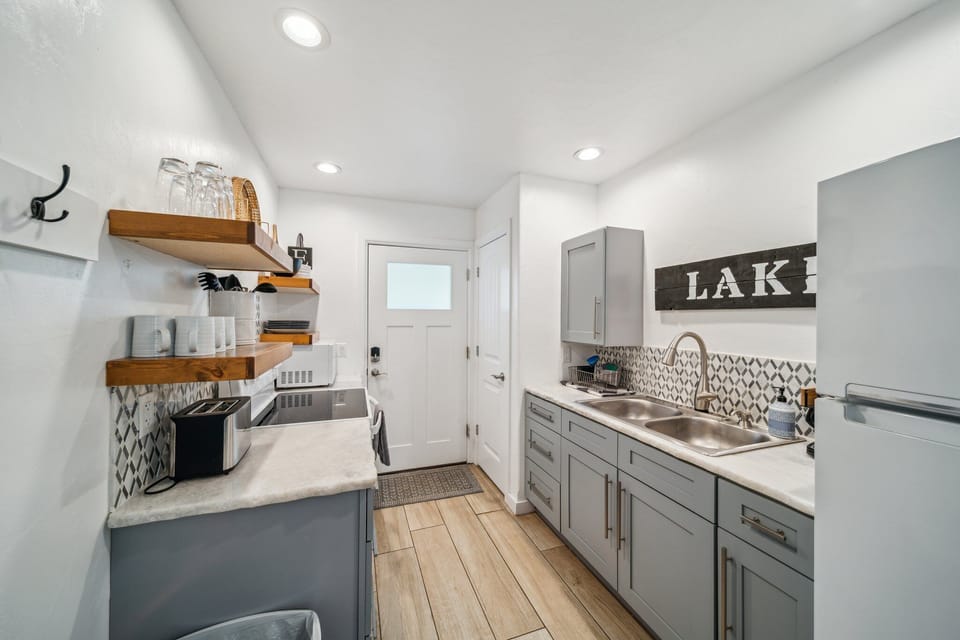 Full galley kitchen for dining in