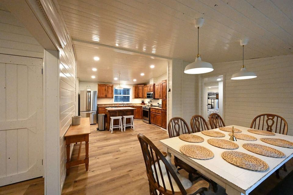 Kitchen/ Dinning Area Table Seats - 8 Island Seats - 2