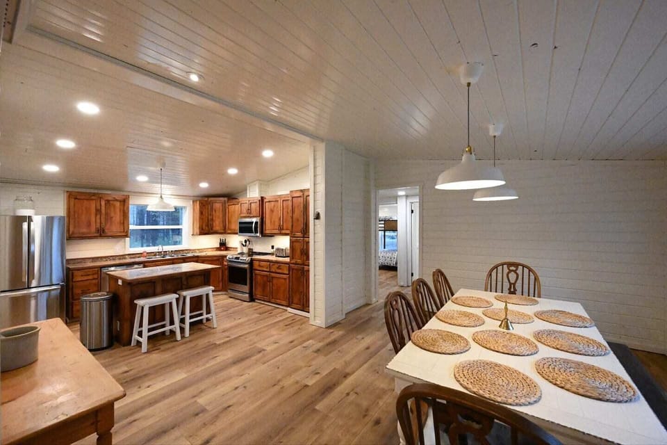 Kitchen/ Dinning Area Table Seats - 8 Island Seats - 2