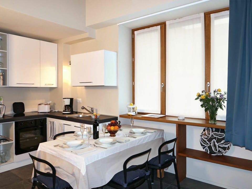 Room, Furniture, Interior Design, Property, Building, Table, Dining Room, House, Floor, Ceiling