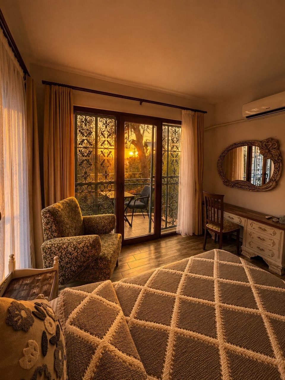 Deluxe Room, Garden View | WiFi (free), bed sheets