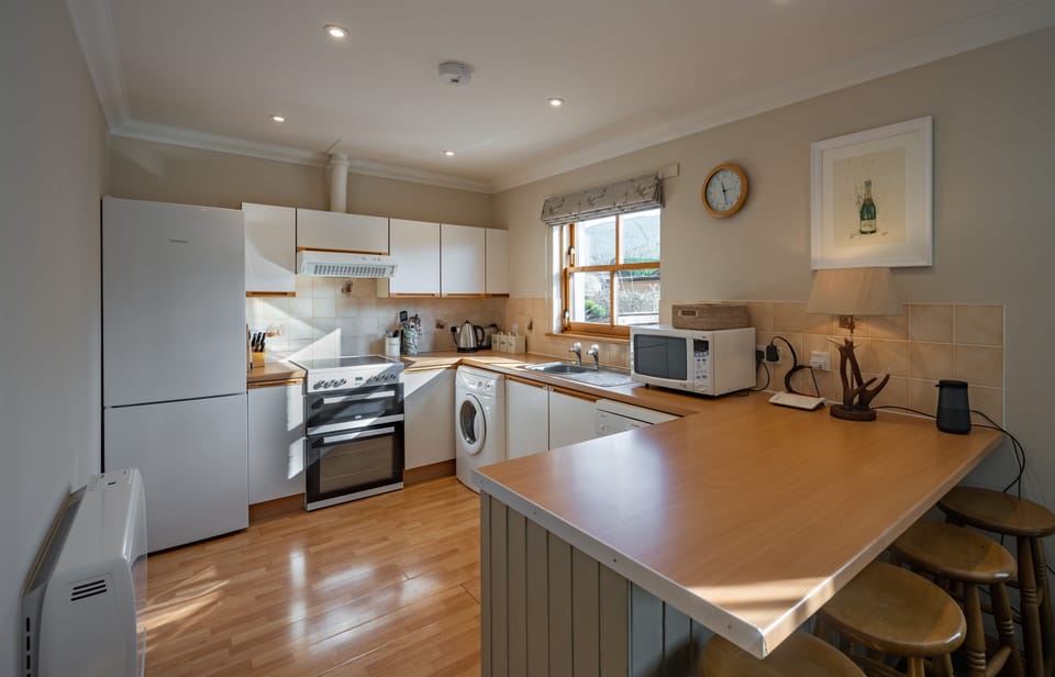 Kitchen + Breakfast Bar