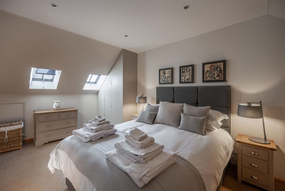 Master Bedroom (Upstairs)