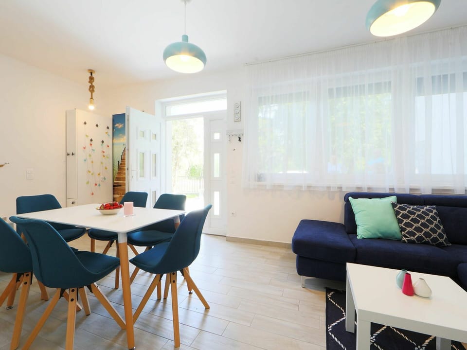 Room, Furniture, Interior Design, Property, Building, Table, Floor, Living Room, House, Dining Room
