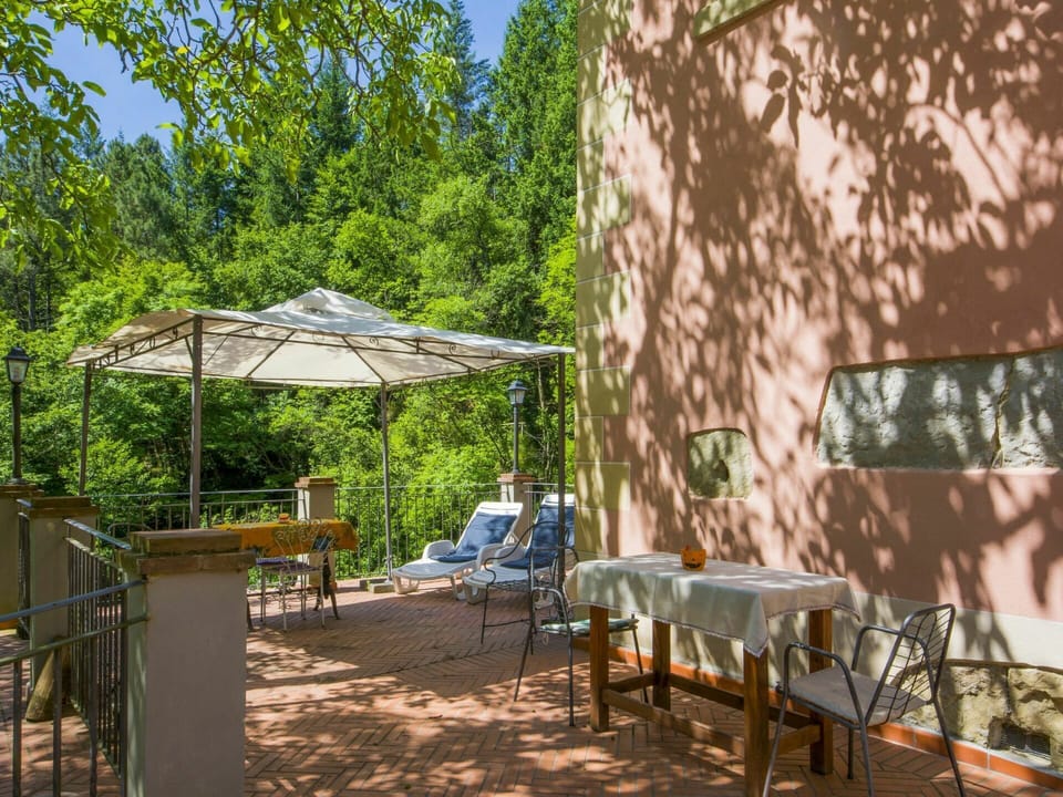 Property, Shade, Real Estate, Tree, Room, Building, Leisure, House, Home, Table