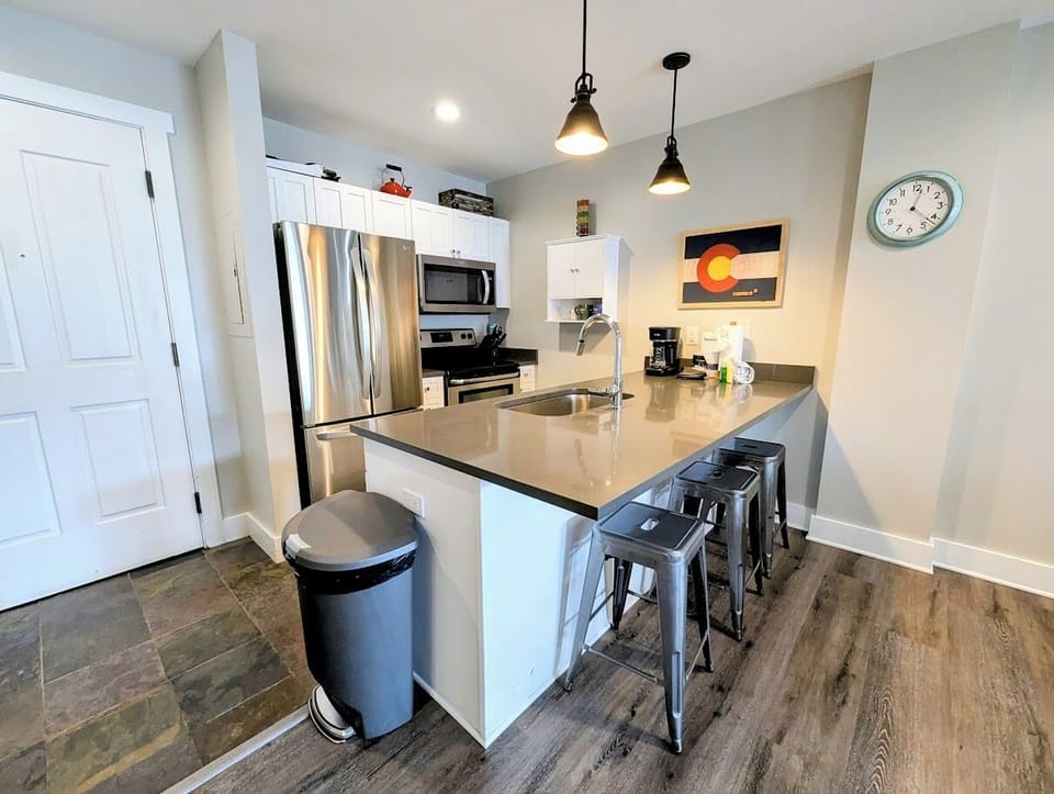 Kitchen with breakfast bar