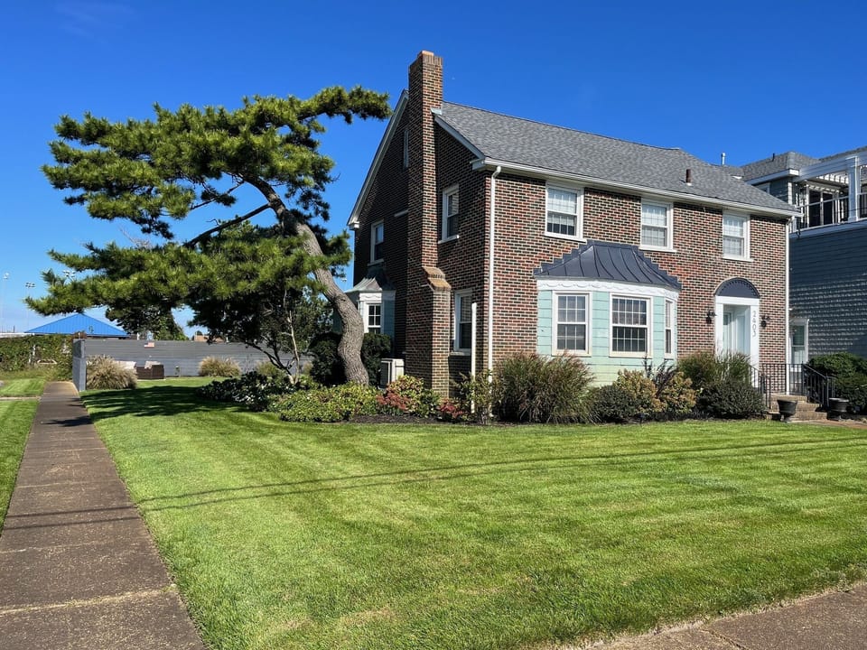 Corner of Ocean Ave & cul de sac - lots of room & privacy