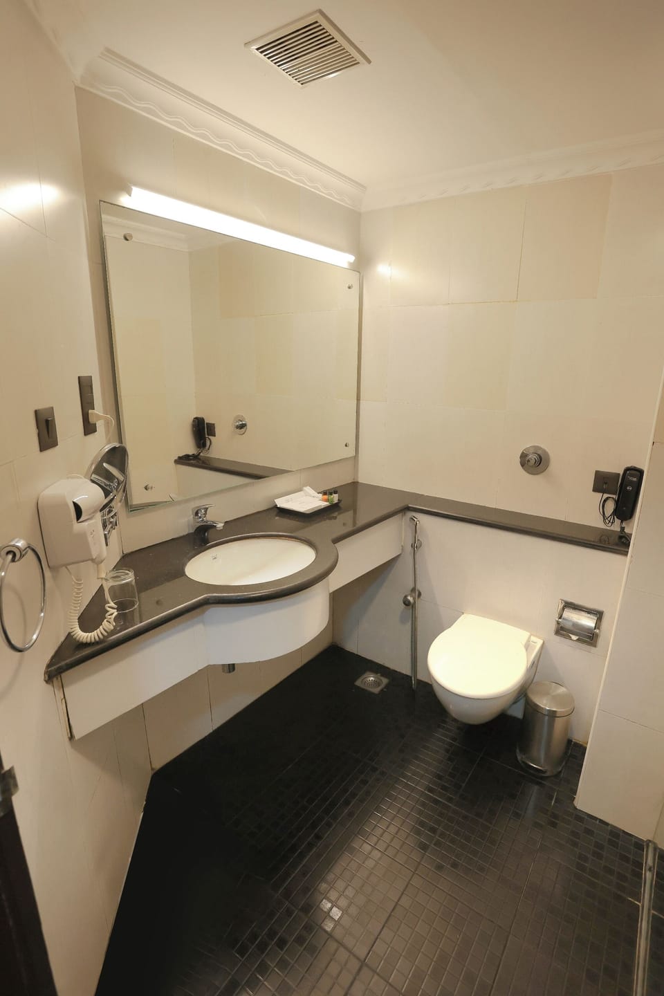 Superior Room | Bathroom | Free toiletries, slippers, bidet, towels
