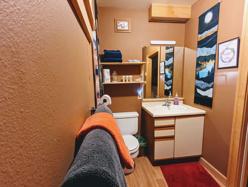 Full bath on main level across from queen bedroom