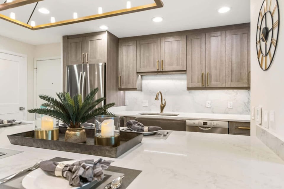 Designer kitchen: Custom cabinetry, Island dining for 6, well appointed for effortless meals.