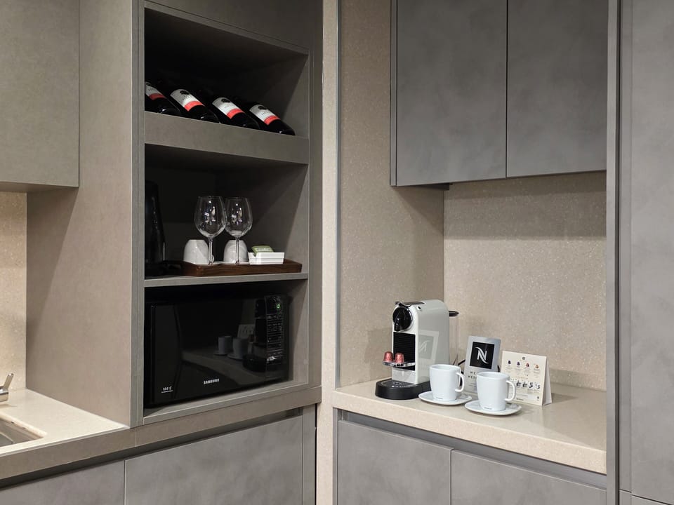 Seminar Suite | Private kitchen | Fridge, microwave, stovetop, electric kettle