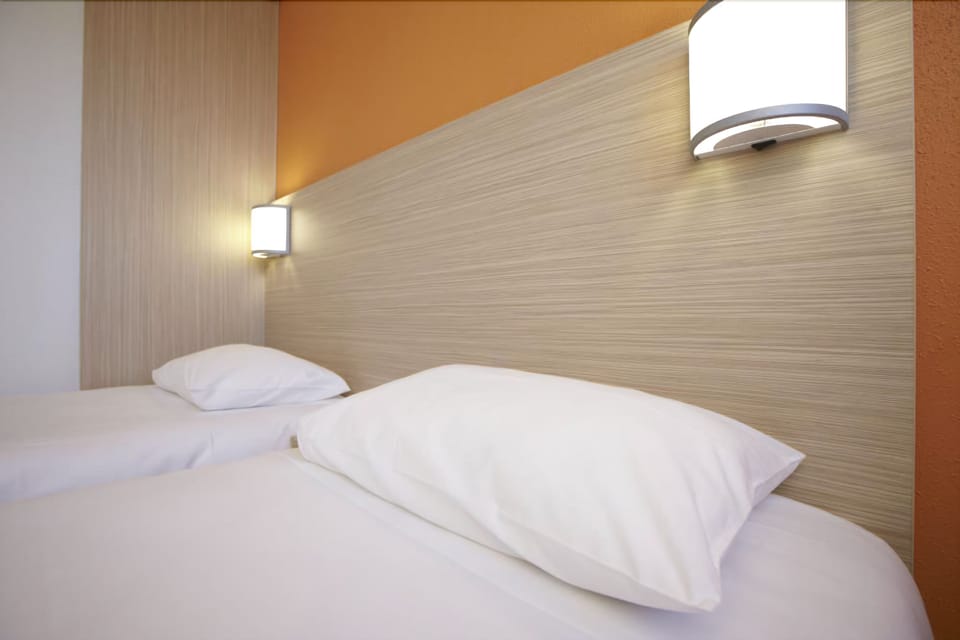 Standard Room, 2 Twin Beds | Desk, soundproofing, free WiFi, bed sheets