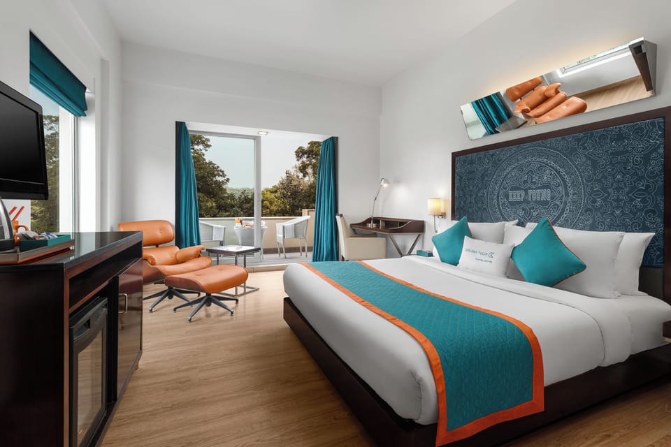 Premier Room, 1 King Bed, Balcony | Premium bedding, minibar, in-room safe, desk