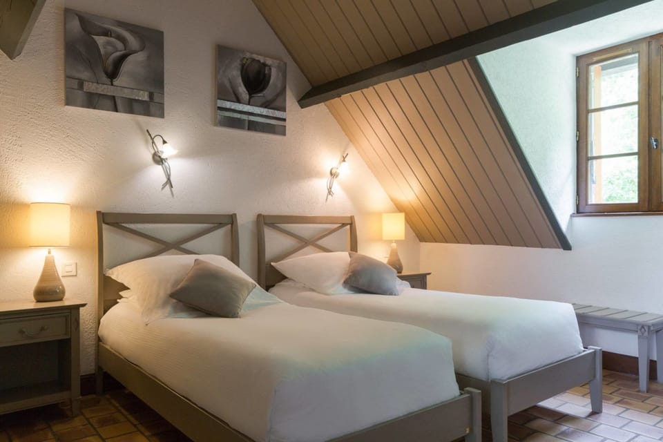 Classic Triple Room | Minibar, in-room safe, desk, iron/ironing board