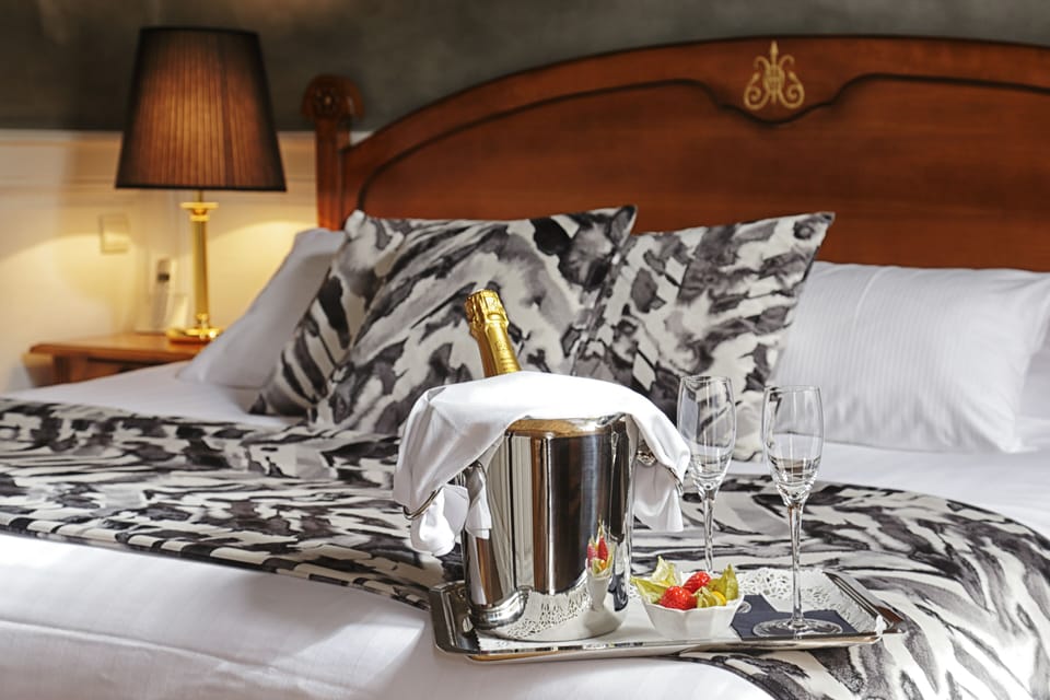 Deluxe Suite, 1 Bedroom, Non Smoking (Alicante) | Premium bedding, minibar, in-room safe, individually decorated