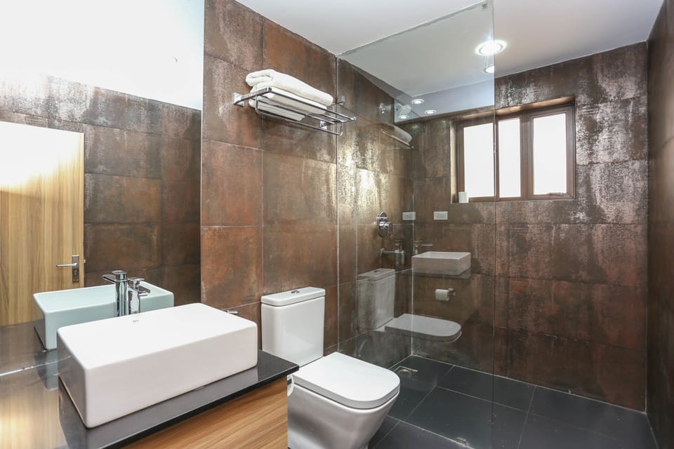 Deluxe Room | Bathroom | Shower, free toiletries, slippers, bidet