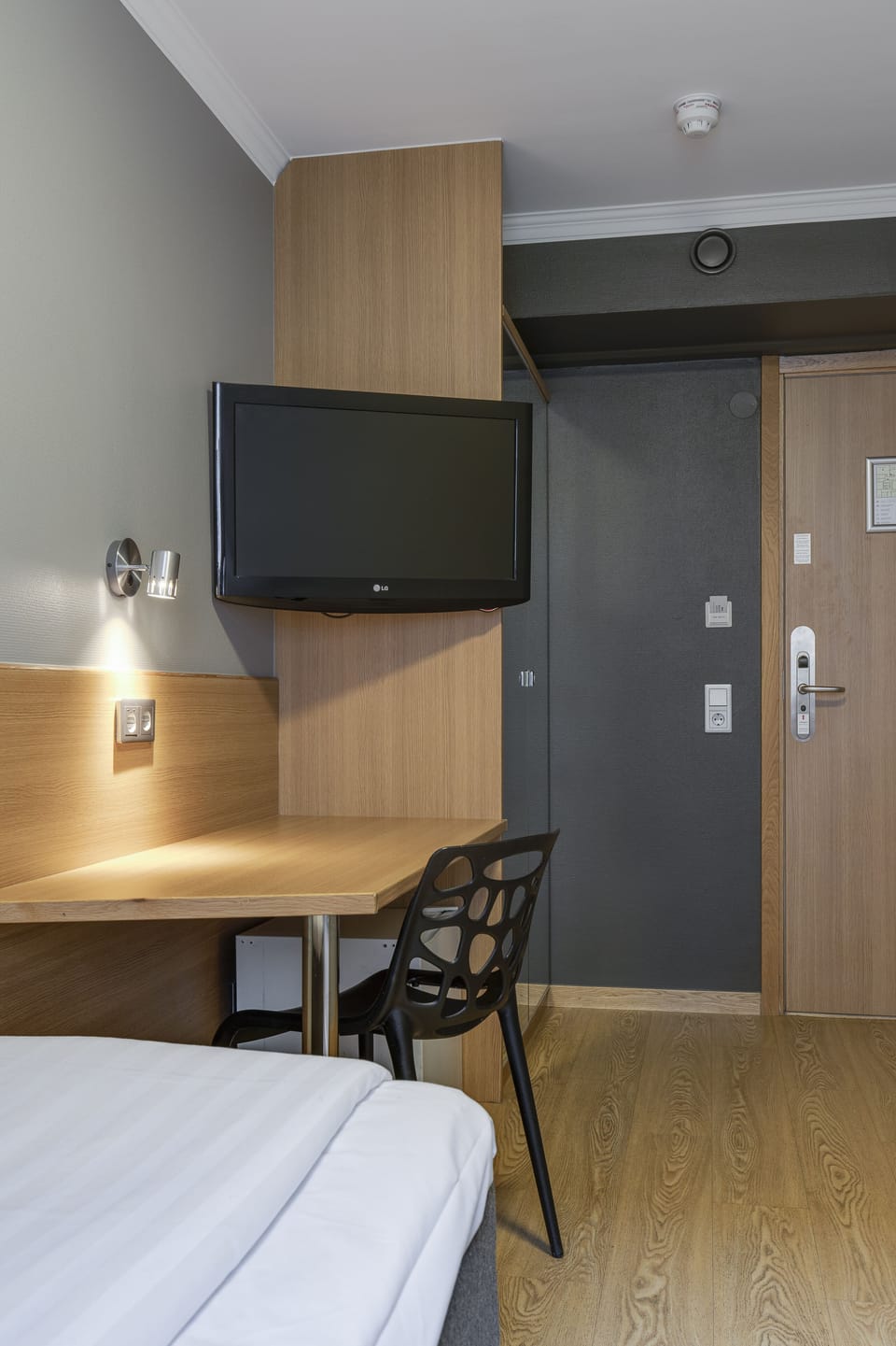 Single Room, Shared Bathroom (Bed linen excluded) | Individually decorated, individually furnished, desk, blackout drapes