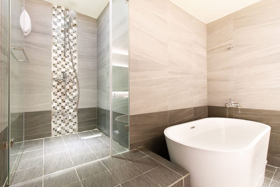 Standard Double Room (C) | Bathroom | Separate tub and shower, jetted tub, free toiletries, hair dryer