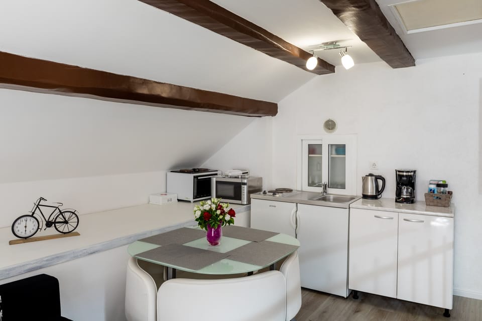 Apartment (One Bedroom Apartment) | Private kitchen | Fridge