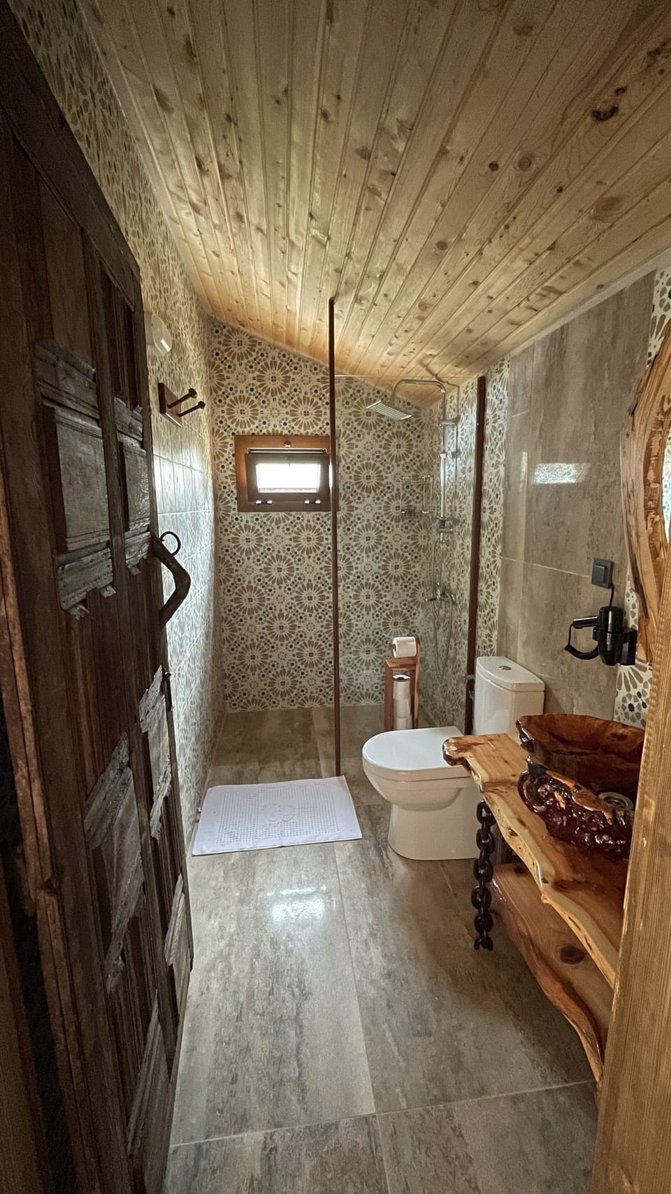 Deluxe Double Room | Bathroom | Hair dryer, towels, soap, shampoo