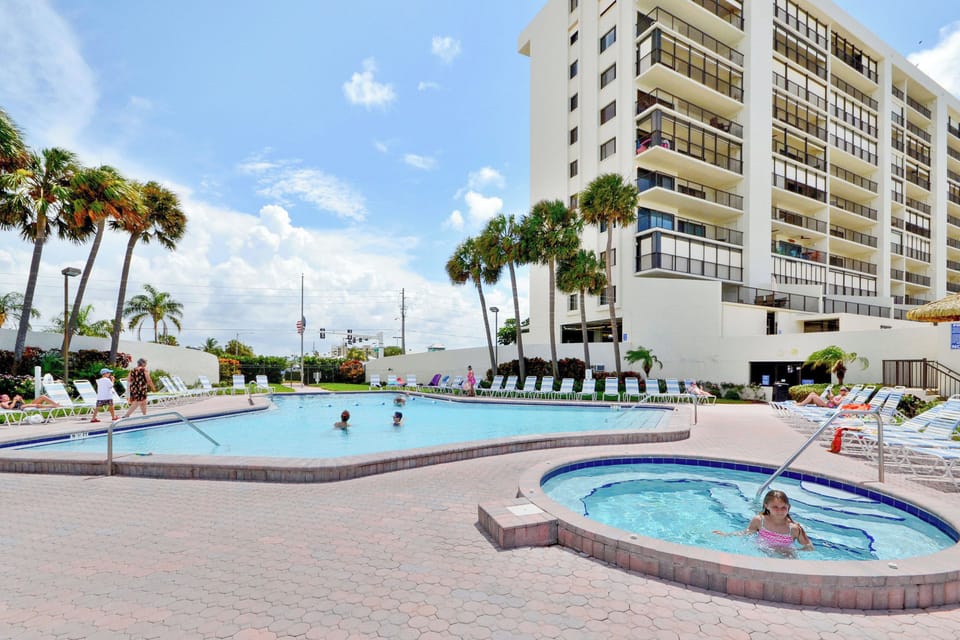 Condo (2 Bedrooms) | Property amenity
