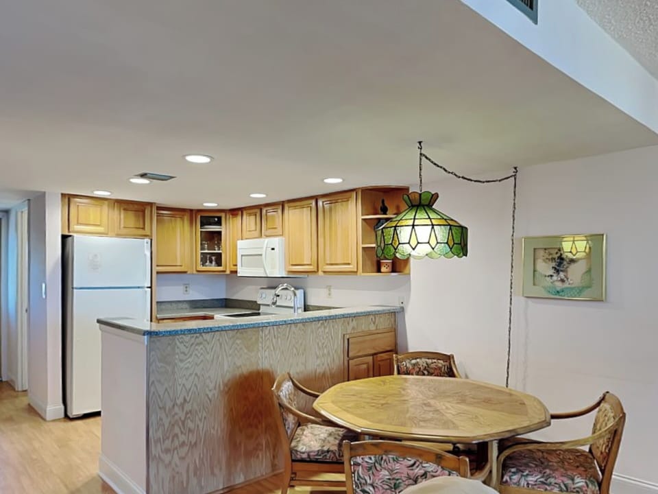 Condo (2 Bedrooms) | Dining
