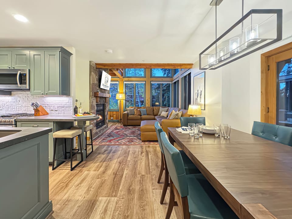 You'll enjoy the spacious main level where you can all spend time together, whether in the kitchen, the dining room, or the living room!