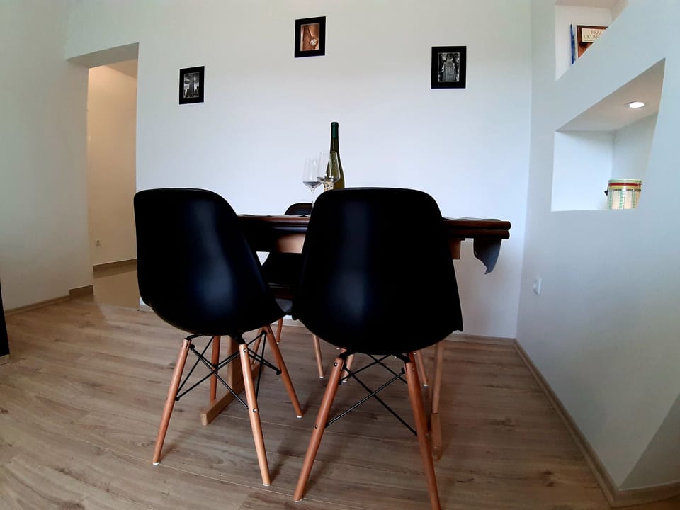 Apartment, 2 Bedrooms, Smoking, Balcony | Interior