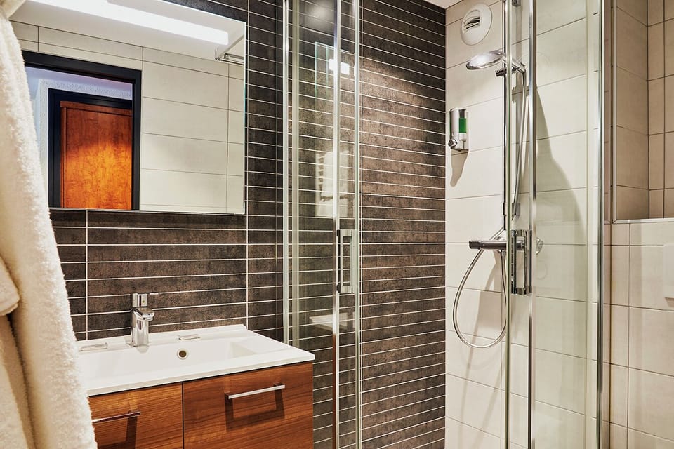 Standard Double Room, 1 Queen Bed, Garden View, Garden Area | Bathroom | Shower, towels