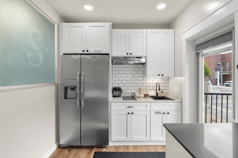 Junior Studio Suite | Private kitchenette | Microwave, stovetop, toaster, cookware/dishes/utensils