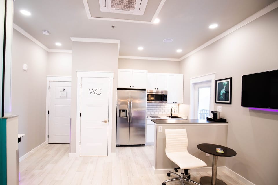 Deluxe Studio Suite (No Elevator Access) | Egyptian cotton sheets, premium bedding, down comforters, pillowtop beds