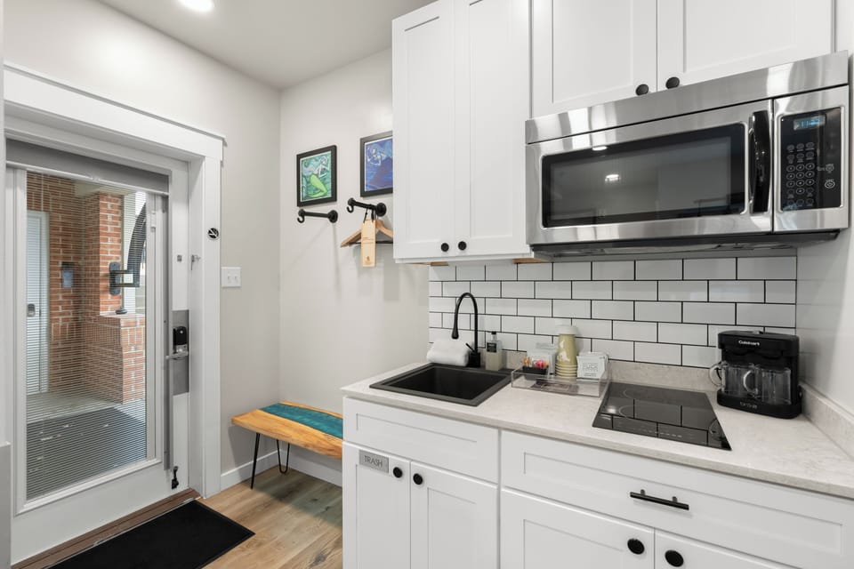 Junior Studio Suite | Shared kitchen facilities | Microwave, stovetop, toaster, cookware/dishes/utensils