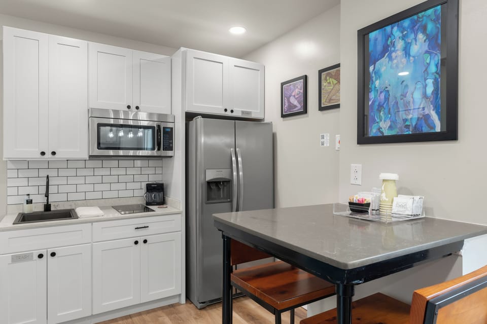 Junior Studio Suite | Private kitchen | Microwave, stovetop, toaster, cookware/dishes/utensils