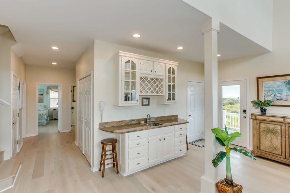 Wet bar off kitchen and living room