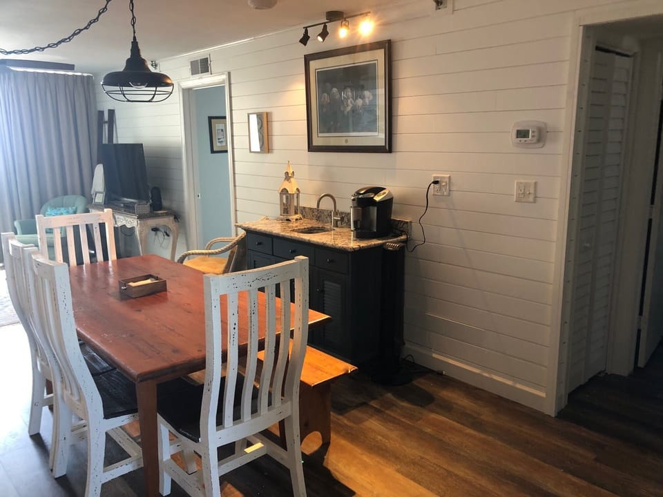 dining area and wine/coffee bar